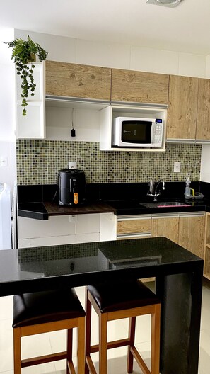 Réfrigérateur, micro-ondes, plaque de cuisson, cafetière/bouilloire