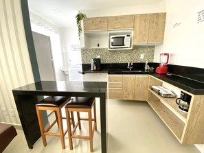 Een koelkast, een magnetron, een kookplaat