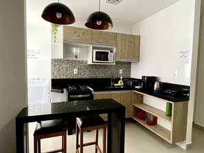 Réfrigérateur, micro-ondes, plaque de cuisson, cafetière/bouilloire