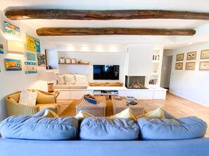 TV - Villa Heaven Bis Lux - Independent Villa (Portobello)