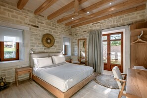 4 makuuhuonetta, tallelokero huoneessa, äänieristys, silitysrauta/-lauta