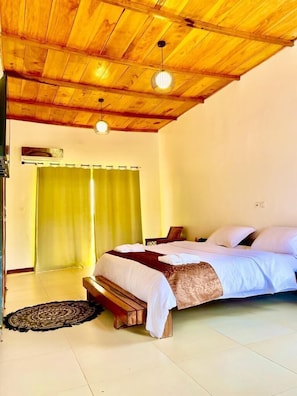 Suite Confort, varias camas, no fumadores, vistas al lago | Ropa de cama hipoalergénica y edredones de plumas