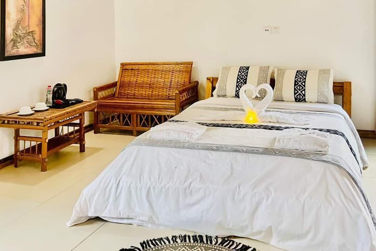 Senior Suite | 1 bedroom, hypo-allergenic bedding, down duvets, memory-foam beds