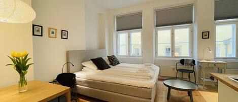 1 habitación, tabla de planchar con plancha y cuna de viaje