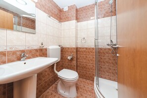 Basic-Studio | Badezimmer | Dusche, Haartrockner, Handtücher, Toilettenpapier