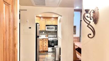 Een koelkast, een magnetron, een oven, een kookplaat