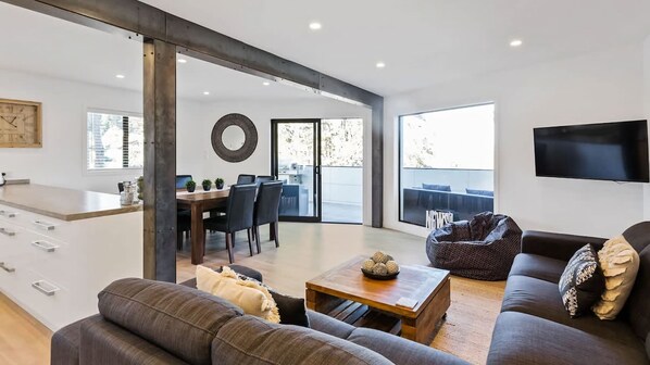 Smart TV, reproductor de DVD y tenis de mesa 
