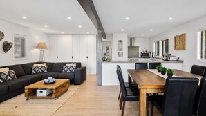 Un apartamento moderno con sala de estar, comedor y cocina.