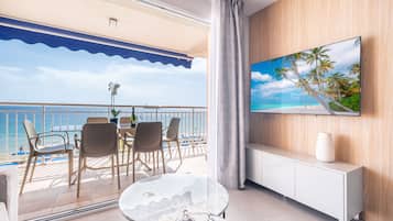 Design-Apartment, 4 Schlafzimmer, Meerblick | Wohnbereich | Flachbildfernseher