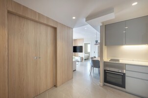 Design Διαμέρισμα, 4 Υπνοδωμάτια, Θέα στη Θάλασσα | Χρηματοκιβώτιο στο δωμάτιο, ηχομόνωση, δωρεάν Wi-Fi, κλινοσκεπάσματα 