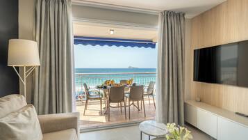 Departamento de diseñador, 4 habitaciones, vista al mar | Área de sala de estar | Televisión de pantalla plana