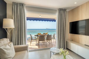 Design Διαμέρισμα, 4 Υπνοδωμάτια, Θέα στη Θάλασσα | Περιοχή καθιστικού | Τηλεόραση με επίπεδη οθόνη