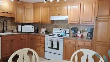 Kylskåp, mikrovågsugn, ugn och spishäll