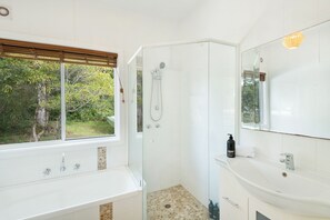 Dusche, Haartrockner, Handtücher, Seife