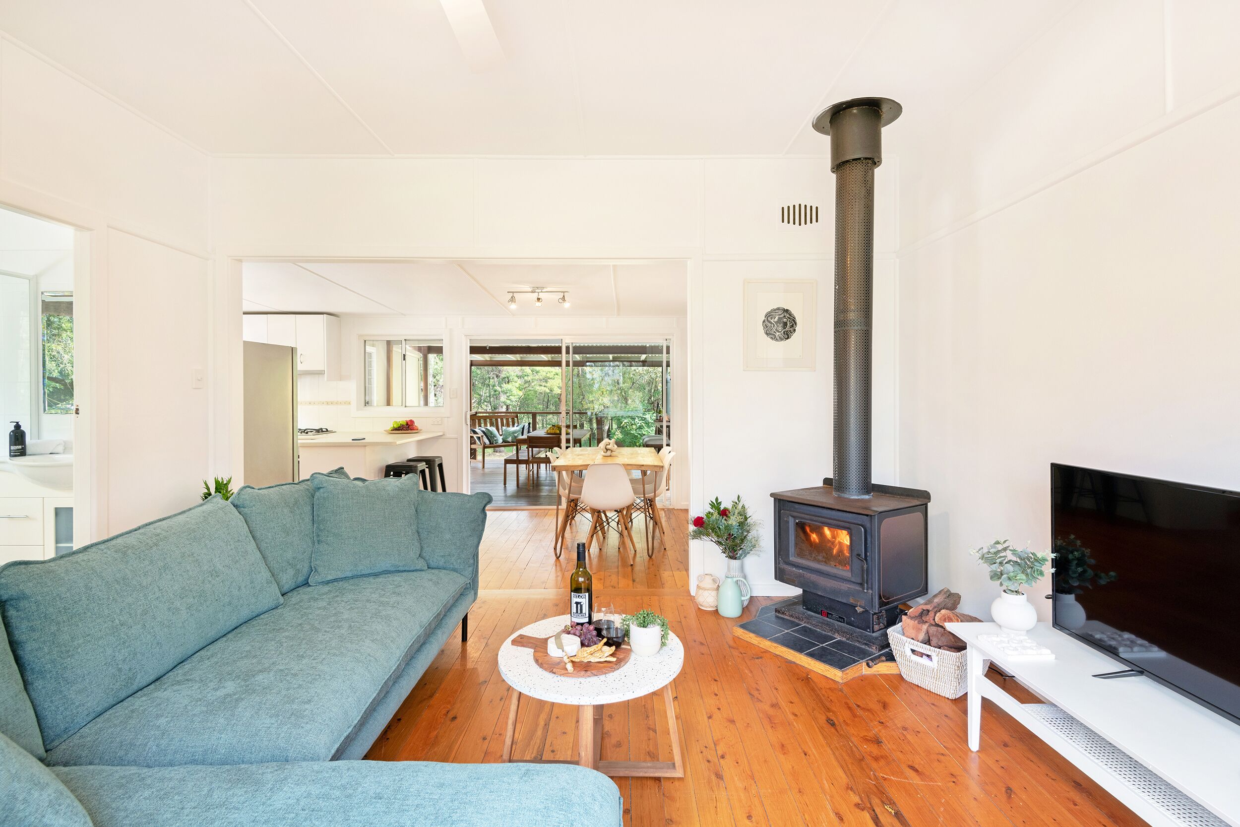 Smart TV, fireplace