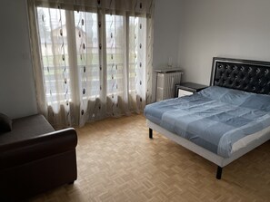 5 bedrooms, travel crib, free WiFi, bed sheets