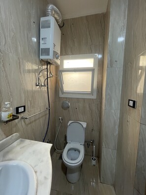 Handtücher, Seife, Shampoo, Toilettenpapier