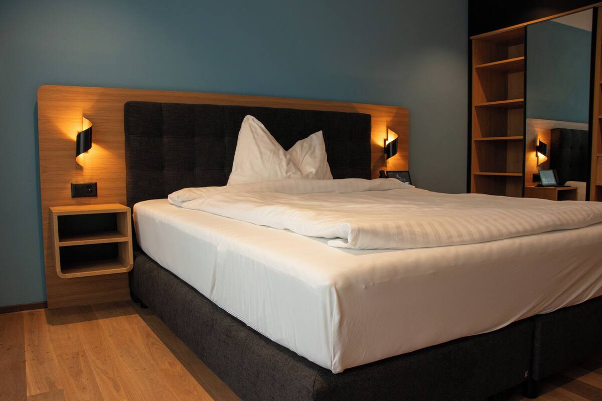 Studio | Coffre-fort, bureau, espace de travail pour ordinateurs portables