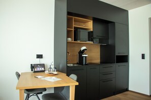 50-inch flat-screen TV with cable channels, TV - AMANTE Hotel (Belp)