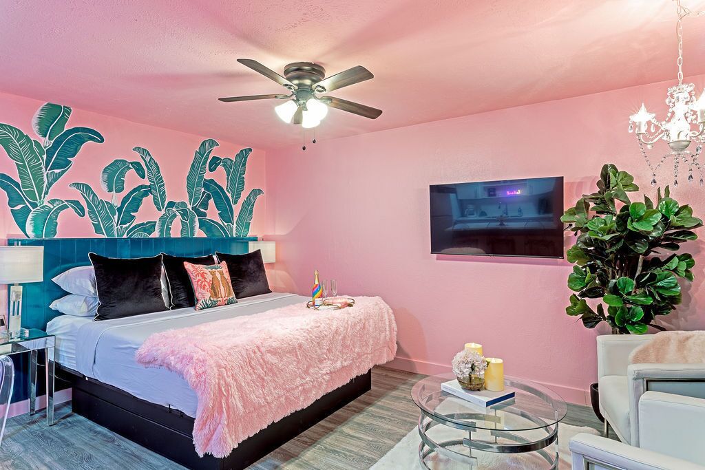 Your Montrose Studios! Sleeps 28/14BR/14BA/7PA