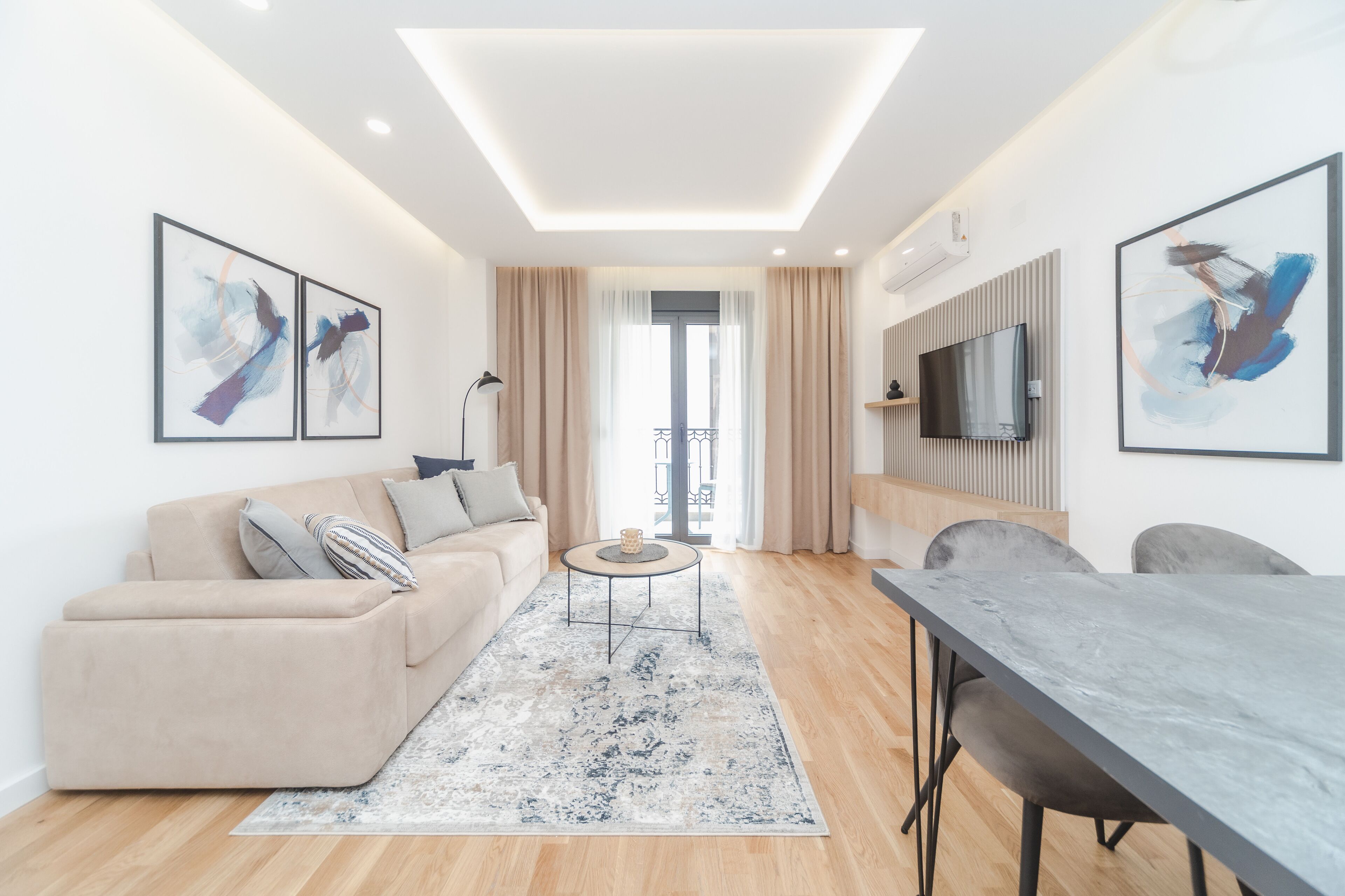 ดีลักซ์อพาร์ทเมนท์ | บริเวณนั่งเล่น | ทีวีจอแอลซีดี 40 นิ้ว พร้อมช่องเคเบิล, ทีวี