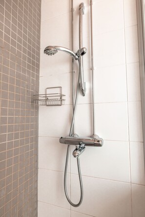 Estudio Confort | Regadera en el baño