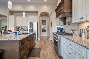 ثلاجة، ميكروويف، فرن، موقد طهي مسطح