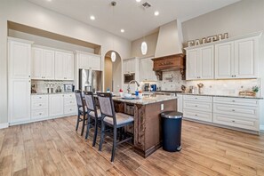 ثلاجة، ميكروويف، فرن، موقد طهي مسطح