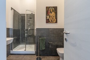 Dusche, Haartrockner, Handtücher, Seife