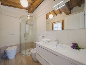 Douche, séchoir à cheveux, bidet