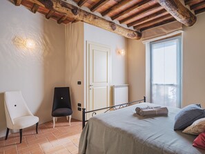 2 habitaciones, tabla de planchar con plancha y cuna de viaje