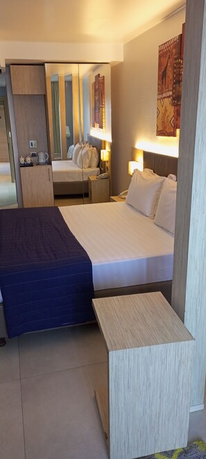 Minibar, in-room safe, desk, blackout curtains - Platinum Cocotiers Hotel (Douala)