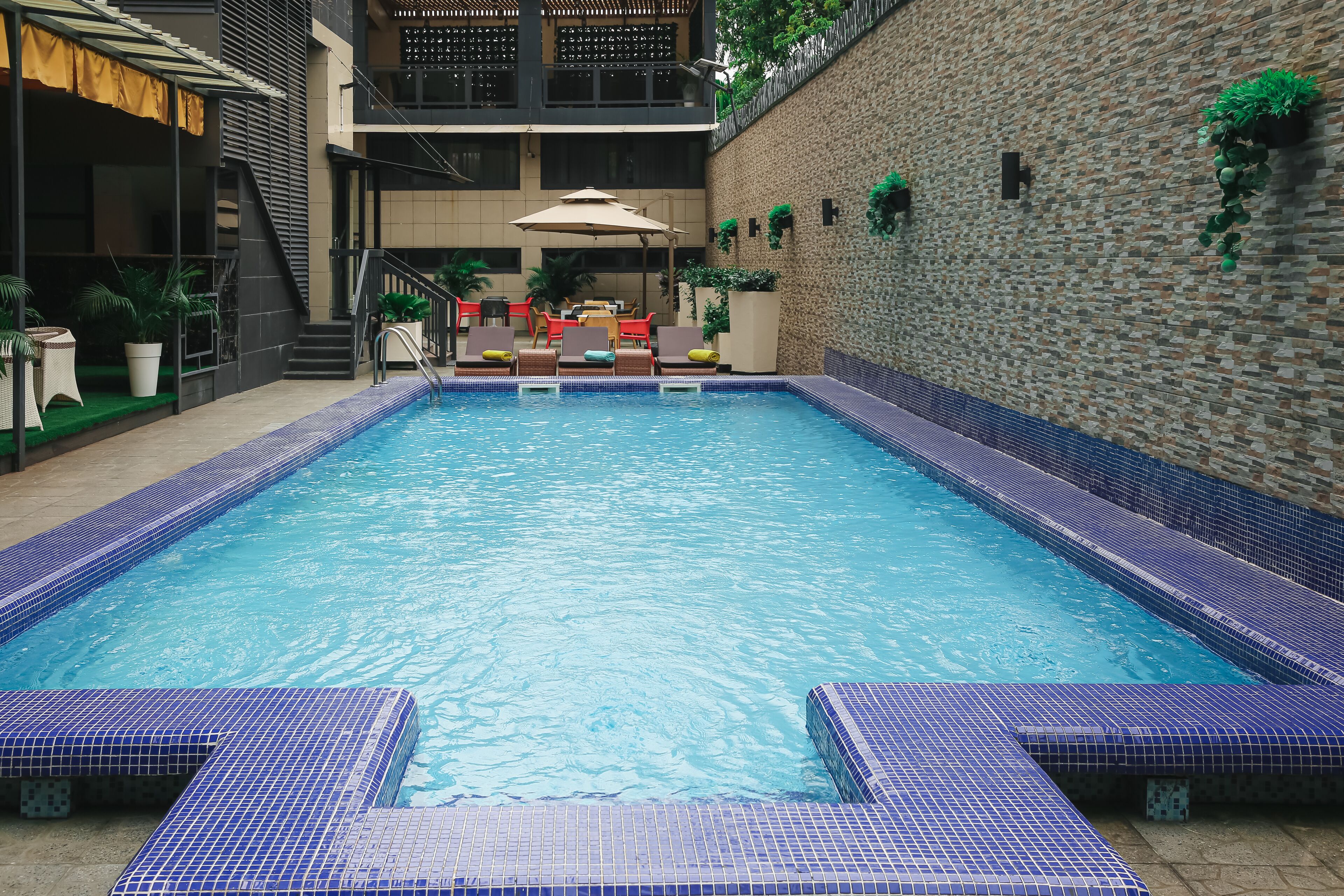 Una piscina al aire libre