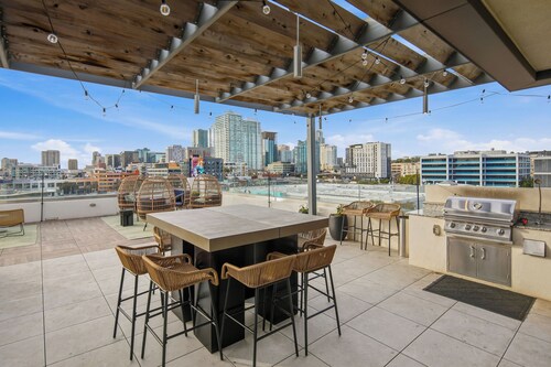 The Leo - One Bedroom Apartment w/ Private Balcony