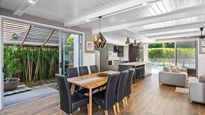Outdoor dining - 4 Boardrider Crescent (Mount Coolum)