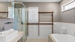 Badewanne, Haartrockner, Handtücher