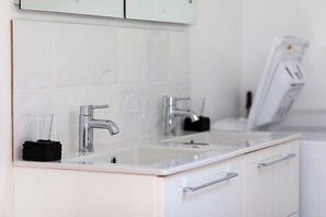 Fridge, microwave, oven, stovetop - Le Pavillon des Tourelles (Nazelles-Négron)