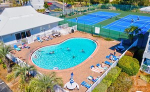 حمّام سباحة مُدفَّأ