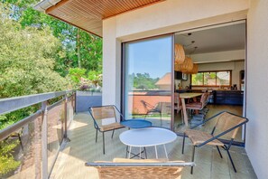 Outdoor dining - Villa of the source (Arcachon)