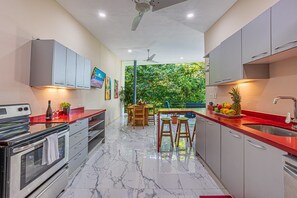 Frigorifero, microonde, forno, piano cottura