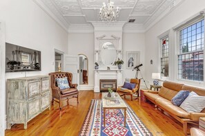 TV - Vintage on Sussex by the Beach (Glenelg)