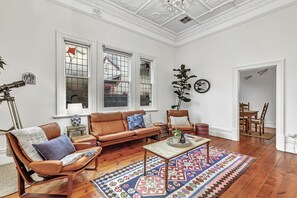 TV - Vintage on Sussex by the Beach (Glenelg)