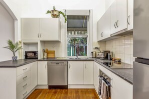 Fridge, microwave, oven, stovetop - Vintage on Sussex by the Beach (Glenelg)