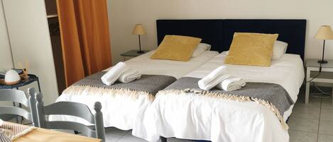 Een strijkplank/strijkijzer, reisbedje, gratis wifi, beddengoed