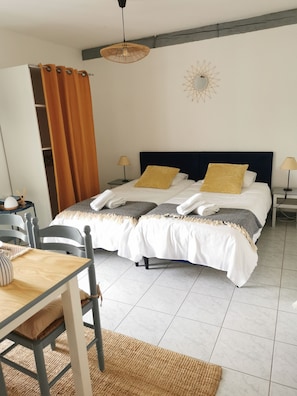 Iron/ironing board, travel crib, free WiFi, bed sheets - Fauvette, Gîte 2 Personnes Avec Piscine Chauffée, Sud Vendée Littoral (Chaillé-les-Marais)