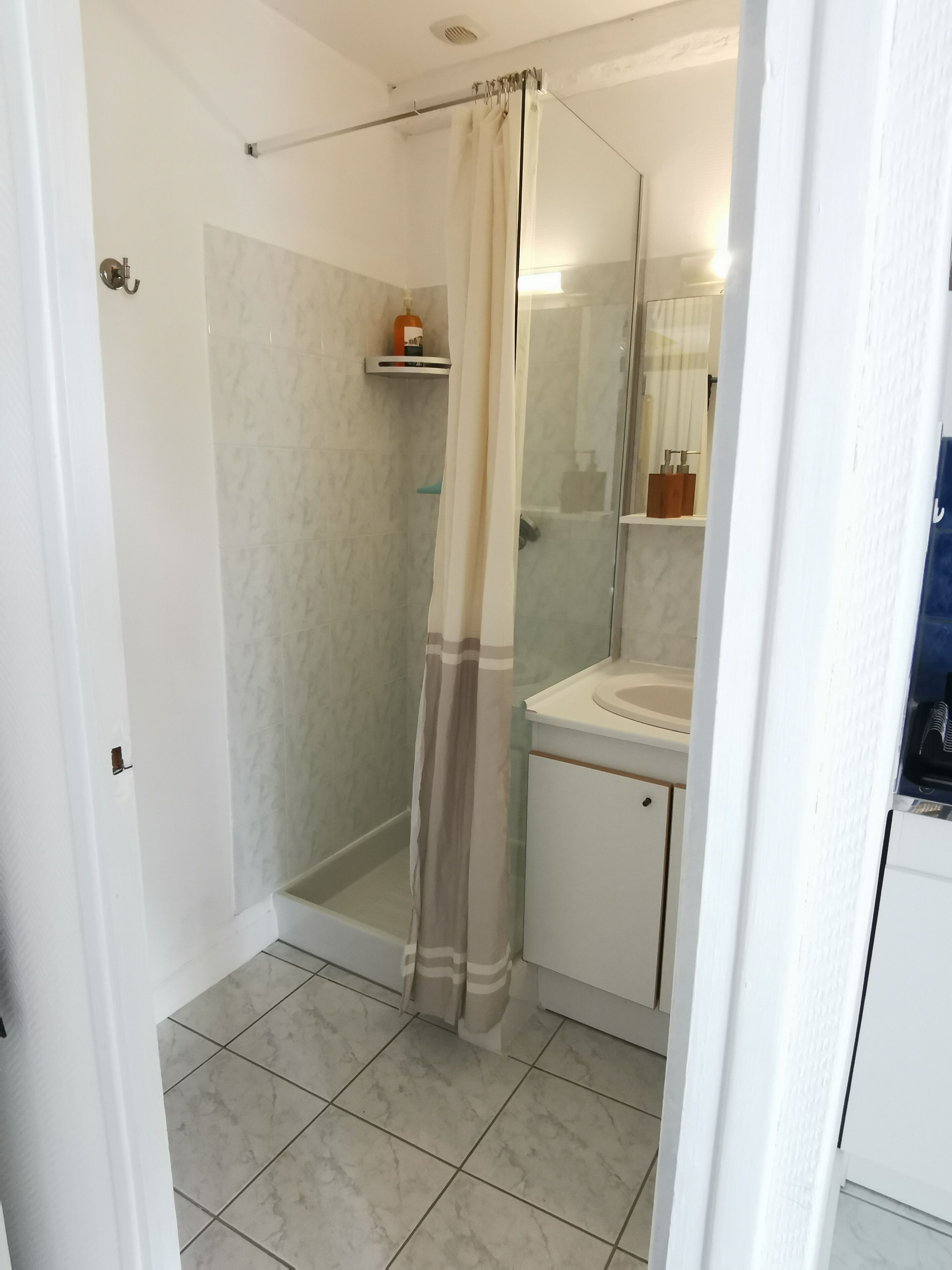 Douche, sèche-cheveux, serviettes fournies, savon