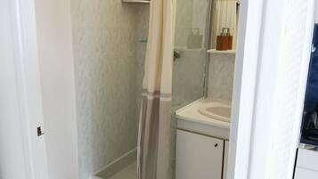 Douche, sèche-cheveux, serviettes fournies, savon