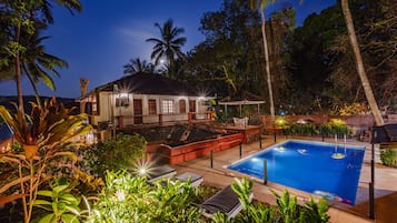 Hồ bơi ngoài trời