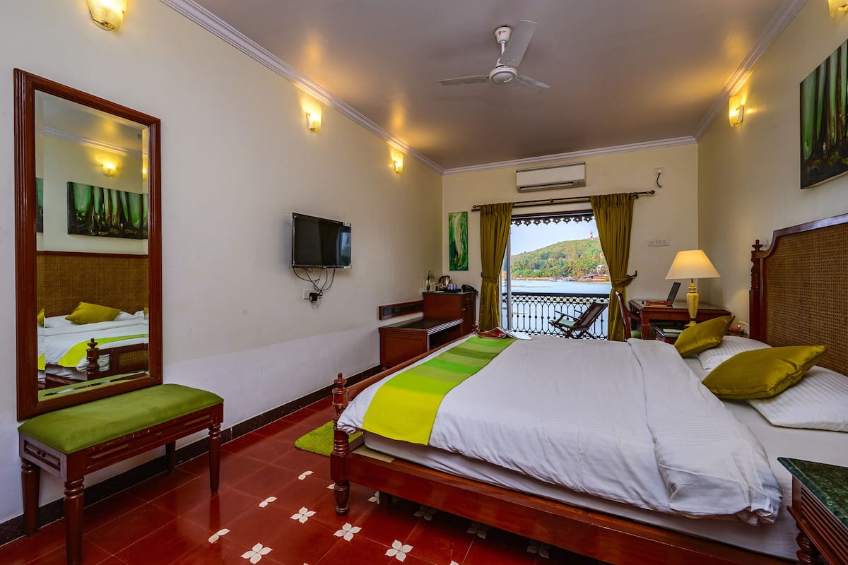 Habitación doble Premium, 1 cama matrimonial, balcón, vista al río | Sábanas de algodón egipcio y ropa de cama de alta calidad
