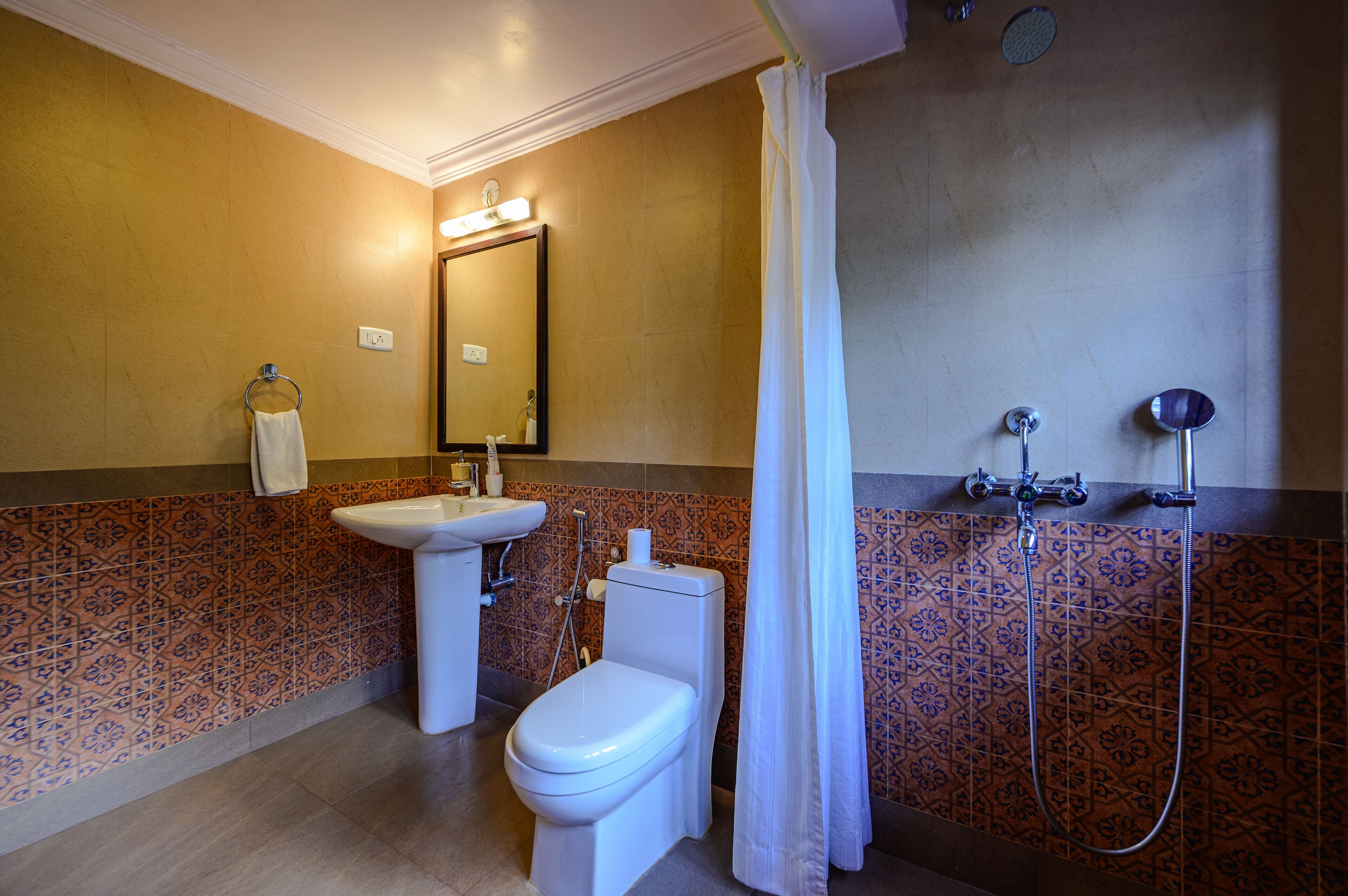 Un baño con inodoro, lavamanos y ducha.